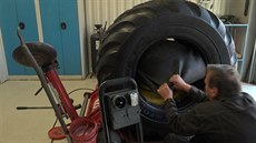 Jak se pezouvají tké pneumatiky pro lesní stroje
