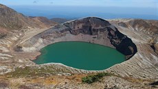 Kráterové jezero Okama