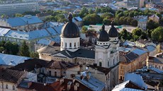 Lvov je obklopený adou muzeí, kaváren, obchdk a soch.