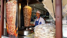 V celé Evropě patří kebab k nejlevnějšímu fastfoodovému jídlu.
