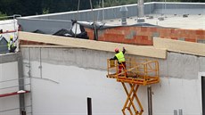Práce na obnov stechy eskotebovské haly zaaly.