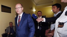 Předseda vlády Bohuslav Sobotka přichází jako svědek k soudu, který řeší...