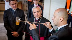 Českobudějovický biskup Vlastimil Kročil žehná speciálnímu pivu budějovického Budvaru, které dostane papež František.