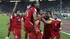 Syrtí fotbalisté se radují ze vsteleného gólu v utkání proti Íránu. Díky...
