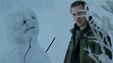 Michael Fassbender jako Harry Hole ve filmu Snhulák (2017)