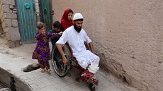 Tisíce afghánských voják pily pi bojích o konetiny. Te se snaí zaadit zpátky do spolenosti