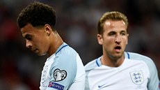 Anglický záloník Dele Alli (vlevo) a útoník Harry Kane bhem kvalifikaního...