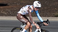 Sedený Romain Bardet bhem asovky na panlské Vuelt.