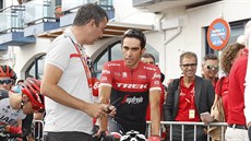 TAK CO, ALBERTO, ZAÚTOÍ ZASE? Alberto Contador ped startem osmnácté etapy.