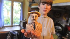 Hugo a figurka Dumonta s typickým kloboučkem.