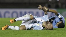 Argentinec Nicolas Otamendi se svíjí bolestí po střetu s uruguayským...