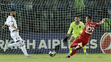 Ilija Nestorovski z Makedonie pálí na branku Albánie v utkání kvalifikace o...