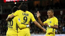 Neymar, Edinson Cavani a Kylian Mbappé slaví pa�í�ský gól.