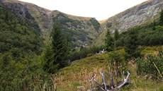 Velká Kotelská jáma je místem, odkud Kotelský potok stéká dolu do údolí.