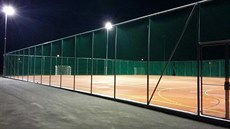 Nové víceú�elové h�i�t� v Ro�nov� pod Radho�t�m má i um�lé osv�tlení.