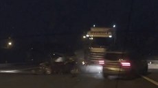 Kamion najel ve vysoké rychlosti do brzdících aut