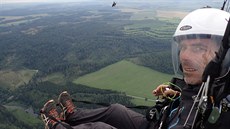 Tomáš Ledník při třídenním přeletu strávil na motorovém paraglidu 16 hodin.