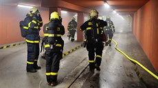 Hasi�i hasili auto v podzemních gará�ích ostravského Futura. Kv�li po�áru...