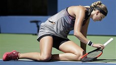 Petra Kvitová se zvedá z kurtu bhem utkání tetího kola US Open.