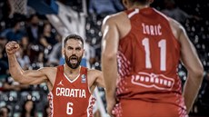 Radost chorvatských basketbalistů Marka Popoviče (čelem) a Luky Žoriče