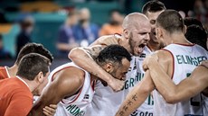 Maartí basketbalisté slaví výhru nad eskem, David Vojvoda objímá Ádáma Hangu.