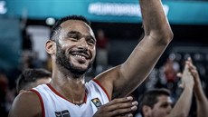 Maarský basketbalista Ádám Hanga slaví výhru nad eskem.