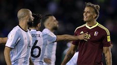 Javier Mascherano (vlevo) a Lautaro Acosta z Argentiny se pou s Rolfem...