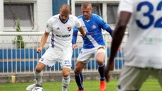 Frýdeckomístecký útoník Adam Varadi (v modrém) v souboji s ostravským Tomáem...