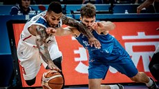 Francouzský basketbalista Edwin Jackson (vlevo) bojuje o mí v utkání s...