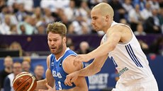 Jón Arnór Stefansson (vlevo) z Islandu obchází finského basketbalistu Tuukku...