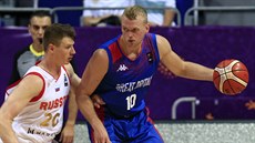Britský basketbalista Dan Clark (vpravo) se tlaí do ruského pivota Andreje...