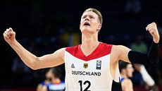 Německý basketbalista Robin Benzing slaví výhru nad Francií.