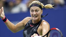 eka Petra Kvitová trefuje forhend ve tvrtfinále US Open.