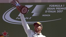 Lewis Hamilton slaví triumf na Velké cen Itálie.