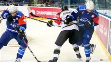 Momentka z duelu Ligy mistrů mezi Kometou Brno (modrá) a Stavangerem