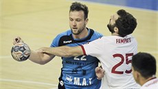 Plzeský házenká Michal Tonar (vlevo) a Filippos Fampats z Olympiakosu Pireus...