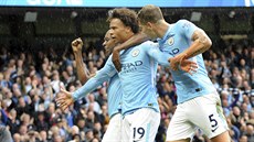 Leroy Sane z Manchesteru City (uprostřed) slaví gól proti Liverpoolu, vlevo mu...
