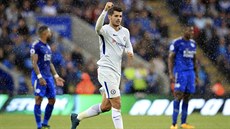 Álvaro Morata z Chelsea slaví svou trefu proti Leicesteru.