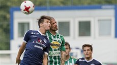 Jan Navrátil ze Slovácka (vlevo) a David Bartek z Bohemians v hlavi�kovém...