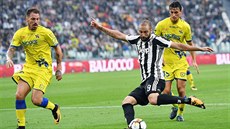 Gonzalo Higuaín z Juventusu Turín u míe v utkání proti Chievu.