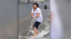 Surfai vyrazili do zaplaveného Houstonu