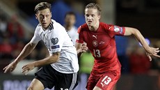 Německý špílmachr Mesut Özil utíká českému záložníkovi Janu Kopicovi.