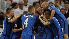 RYCHLÁ BRANKA. Fotbalisté Slovenska se radují z gólu, který Anglii u ve tetí...