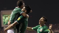 Radost fotbalistů Mexika z gólu v zápase s Kostarikou.