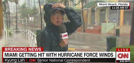 Reportrka stanice CNN v huriknem zasaenm Miami (10.9.2017)