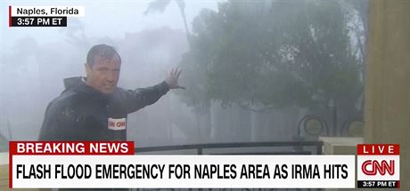 Reportr stanice CNN na Florid zasaen huriknem Irma (10.9.2017)