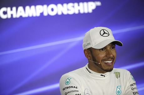 Britsk jezdec Lewis Hamilton z Mercedesu po vtzstv ve Velk cen Singapuru...