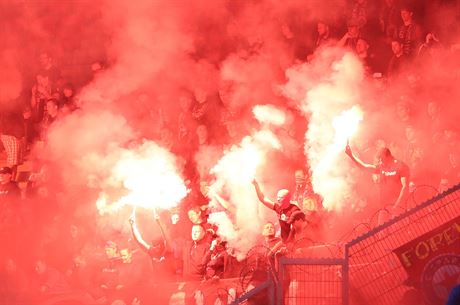 Na tribunách v prbhu derby nechybla pyrotechnika.