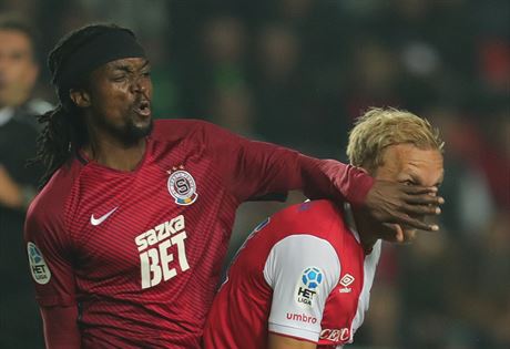 Sparan Costa se snail znepíjemnit výhled Micku van Burenovi ze Slavie vemi...