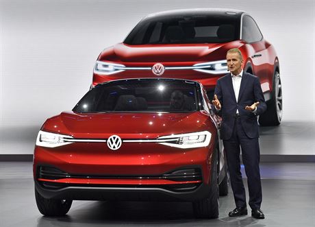 Herbert Diess, f znaky Volkswagen, pedstavuje na autosalonu ve Frankfurtu...
